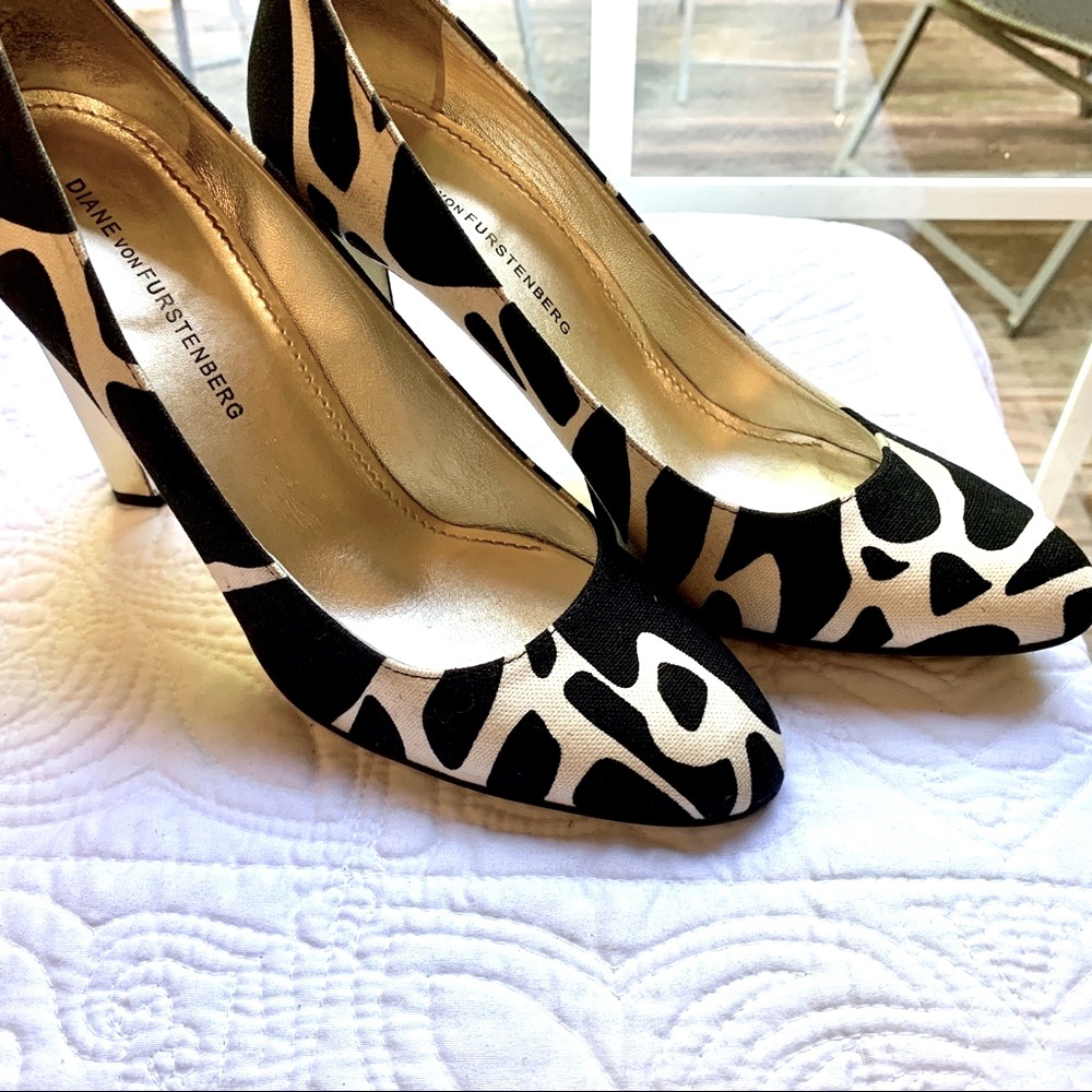 Diane Von Furstenberg Back & White Heels - Picture 2 of 16